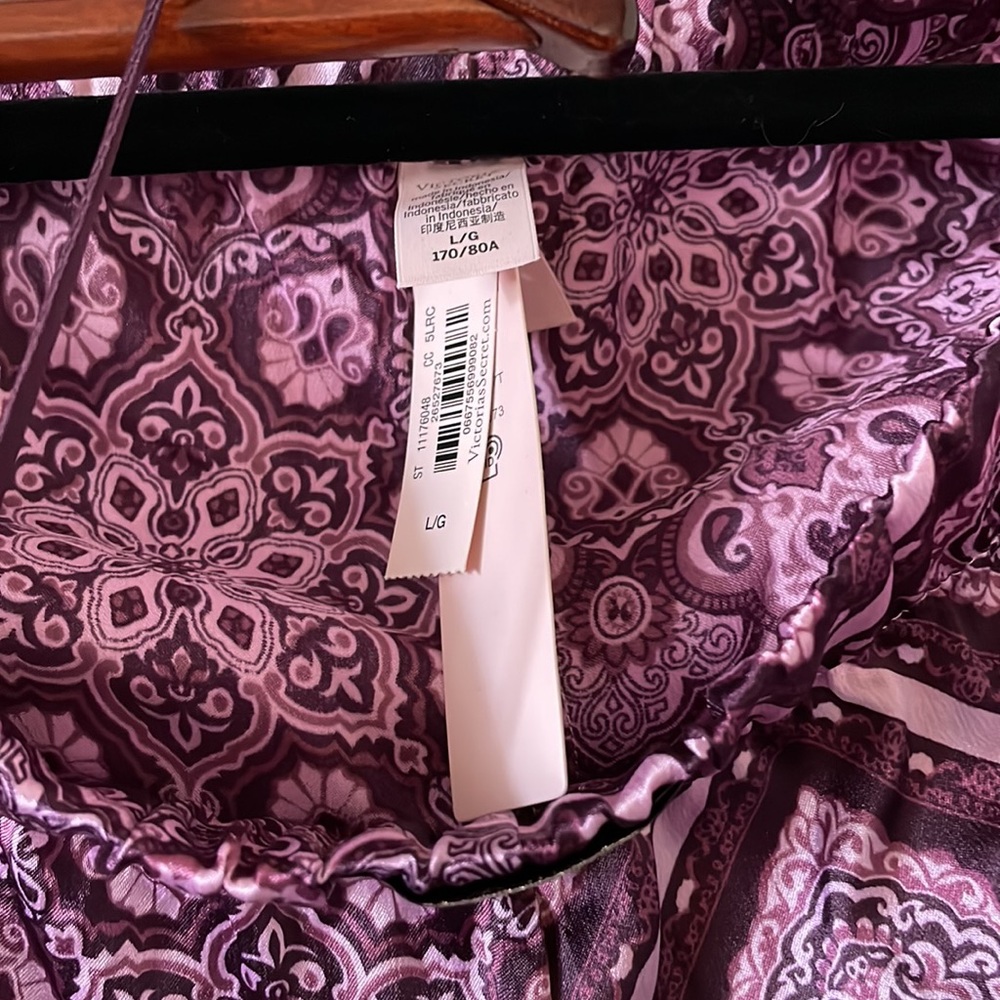 NWT. Victoria’s Secret satin Pajama set paisley pink shorts top set - Picture 4 of 5